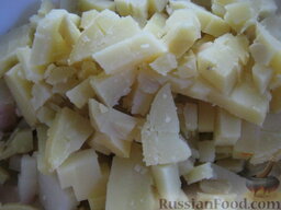 Винегрет с кальмарами: Картофель очистить и нарезать кубиками.