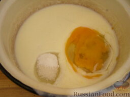 Оладьи с припеком из жареного лука: Как приготовить оладьи с припеком:    Смешать яйца, кефир, соль и сахар.