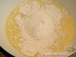 Оладьи с припеком из жареного лука: Добавить муку и соду. Тщательно перемешать тесто и отставить в сторону на 15-30 минут.