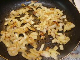 Оладьи с припеком из жареного лука: На сковороде разогреть 0,5 ст. ложек растительного масла. Лук обжаривать, помешивая на среднем огне 5-7 минут.