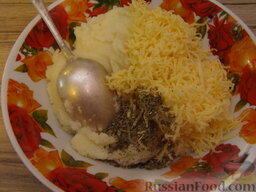 Полосатая картофельная запеканка: Пюре разделить на две порции.    В первую порцию добавить половину сыра и базилик.