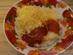 Полосатая картофельная запеканка: Во вторую порцию добавить оставшуюся половину сыра, кетчуп и молотую паприку.