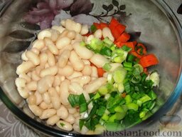Постный салат: Как приготовить постный салат с фасолью:    Порезать кубиками вареную морковь и мелкими кольцами зеленый лук. Добавить вареную фасоль. Посолить и поперчить.