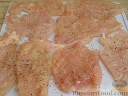 Куриное филе в грибном кляре: Каждый кусочек слегка отбить, посолить и поперчить (всего уйдет 0,5 ч. ложки соли и 0,25 ч. ложки перца). Сложить стопкой и оставить на 15-20 минут.
