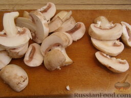 Куриное филе в грибном кляре: Грибы вымыть и нарезать пластинками.