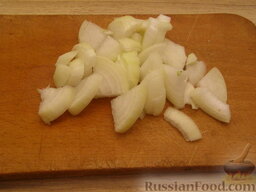 Куриное филе в грибном кляре: Лук очистить, вымыть и нарезать.