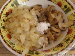 Куриное филе в грибном кляре: Смешать грибы, лук, добавить соль (0,25 ч. ложки).