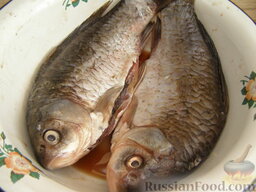 Караси, жаренные "без костей": Рыбу очистить от чешуи, удалить внутренности и жабры. Подготовленную рыбу вымыть.
