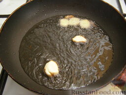 Караси, жаренные "без костей": На сковороде разогреть растительное масло. Масла должно быть много (примерно 100-150 мл). Выложить чеснок, обжарить его в масле, а затем вынуть.