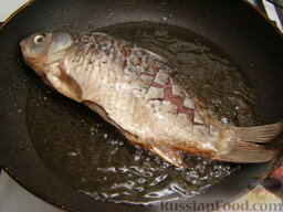 Караси, жаренные "без костей": В очень горячее масло выложить рыбу (жарить рыбу нужно по одной штучке). Осторожно - масло будет 