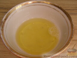 Караси, жаренные "без костей": Лимонный сок смешать с растительным маслом. Слегка взбить.    Карась - рыба суховатая. Поэтому карася жареного поливают не просто лимонным соком, а смесью лимонного сока и масла.