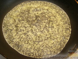 Блины маковые: Разогреть сковороду. Смазать ее минимальным количеством масла.    Вылить порцию теста и жарить блин на среднем огне 1,5-2 минуты.
