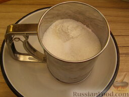 Бисквит шифоновый: Как приготовить шифоновый бисквит:    Муку, разрыхлитель и соль три раза просеять, смешать с сахаром.