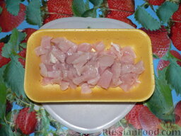 Яичница рисовая с сыром и кусочками куриного филе: 1-2 куска куриного филе нарезаем мелкими кубиками,