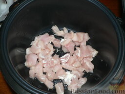 Яичница рисовая с сыром и кусочками куриного филе: Высыпаем кубики филе в мультиварку или на сковородку.