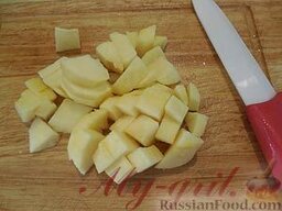 Гречневая каша с яблоком и бананом (в мультиварке): Яблоко очистить от кожуры, удалить сердцевину и нарезать небольшими кубиками.