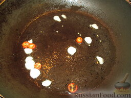 Перцы "Агродольче": Как приготовить перец в кисло-сладком соусе:    На оливковом масле обжарить нарезанные острый перец и  чеснок.