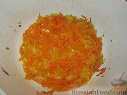 Суп с репой и бататом: Лук, нарезанный мелким кубиком, и морковь, натертую на крупной терке, обжарить на оливковом масле.