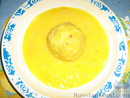 Рисовые "Апельсинки" с соусом Рагу   (Arancini al ragu): Взбить яйца с солью. Каждый шарик обмакнуть в яйцо и выложить на тарелку, чтобы стекли излишки.