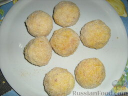 Рисовые "Апельсинки" с соусом Рагу   (Arancini al ragu): Затем каждый шарик обвалять в панировочных сухарях.