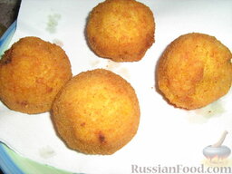 Рисовые "Апельсинки" с соусом Рагу   (Arancini al ragu): Рисовые шарики обжарить во фритюрнице или в глубокой сковороде с растительным маслом. Выложить рисовые шарики на бумажные полотенца, чтобы впитался лишний жир.