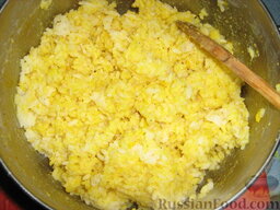 Рисовые "Апельсинки" с соусом Рагу   (Arancini al ragu): Смешать с шафраном, разведенным в 1 ст.л. воды. Поперчить. Тщательно перемешать. Немного остудить. Рис должен быть теплым, не холодным, иначе апельсинки не будут формироваться!