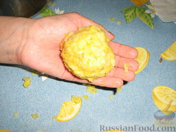 Рисовые "Апельсинки" с соусом Рагу   (Arancini al ragu): Сформировать плотный шарик, слегка сжимая и утрамбовывая рис. По традиции, апельсинкам с рагу придают круглую форму!