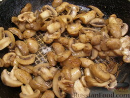 Омлет из желтков, фаршированный грибами: На сковороде разогреть растительное масло. Выложить грибы и обжаривать их, помешивая, на среднем огне 10 минут. Посолить (1 щепотка)