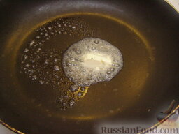 Омлет из желтков, фаршированный грибами: На сковороде растопить сливочное масло.