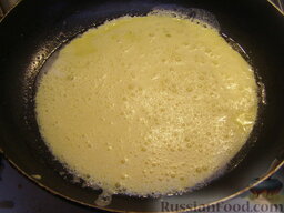 Омлет из желтков, фаршированный грибами: Взбитую массу аккуратно вылить на сковороду. Жарить омлет из желтков на среднем огне 2-3 минуты.