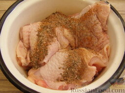 Куриные бедрышки в сливочном соусе: Куриные бедрышки вымыть, обсушить, натереть смесью специй и оставить на 30 минут.