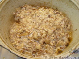 Куриные бедрышки в сливочном соусе: Переложить соус сверху на куриные кусочки. Накрыть крышкой и готовить куриные бедрышки в сливочном соусе еще 5 минут.