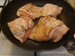 Куриные бедрышки в сливочном соусе: На сковороде разогреть 1 ст. ложку растительного масла. Выложить бедрышки, жарить их на сильном огне 1-1,5 минуты.