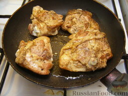 Куриные бедрышки в сливочном соусе: Затем перевернуть курицу и жарить еще 1 минуту.