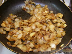 Куриные бедрышки в сливочном соусе: На сковороде разогреть 1 ст. ложку растительного масла. Выложить лук, обжарить его на среднем огне, помешивая, до золотистого цвета (5-7 минут), посолить (0,25 ч. ложки).
