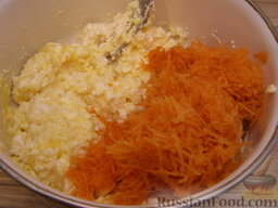 Сырники с тертой морковкой: Морковь очистить, вымыть. Натереть на мелкой терке и добавить к творогу. Перемешать.