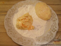 Сырники с тертой морковкой: На тарелку насыпать муку. Выкладывать тесто, обваливать его в муке и формировать сырники.