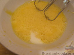 Сладкий банановый омлет с сыром: Яйца взбить. Добавить молоко и снова взбить.
