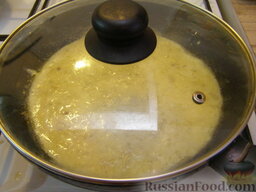 Сладкий банановый омлет с сыром: На сковороде растопить сливочное масло. Вылить омлет, накрыть крышкой и готовить сладкий омлет с бананом и сыром на слабом огне 5 минут.