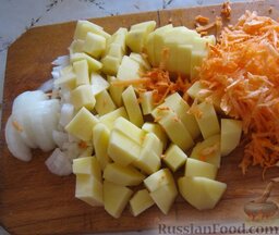Суп постный фасолевый: Тем временем очистить и помыть картофель, лук и морковь. Картофель нарезать кусочками. Морковь натереть на крупной терке. Лук нарезать кубиками.