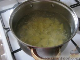 Суп постный фасолевый: Вскипятить 2,5 л воды. Посолить. Налить 1 ст. ложку растительного масла. Добавить подготовленный картофель. А затем рис. Варить около 15 минут на среднем огне под крышкой.