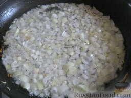 Макароны с мидиями: Разогреть сковороду, налить растительное масло. Выложить лук. Обжарить, помешивая, около 3-х минут.