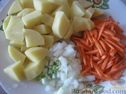 Суп со скумбрией: Почистить и помыть лук, картофель и морковь. Картофель нарезать кусочками, морковь тонкой соломкой, а лук кубиками.