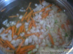 Суп со скумбрией: Вскипятить 2,5 л воды. В кипяток опустить картофель и половину моркови и лука, рис. Варить до готовности, около 15-20 минут.