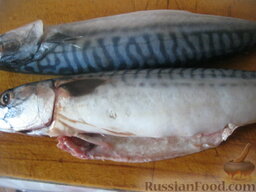 Суп со скумбрией: Пока варятся овощи выпотрошить рыбу (вынуть кишки и жабры).  Или открыть баночку рыбных консервов.