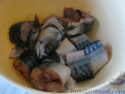 Суп со скумбрией: Рыбу хорошо промыть, разрезать на порционные кусочки. Присолить (1 ч. ложка соли) и перемешать.