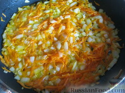Суп со скумбрией: Разогреть сковороду, налить растительное масло. Выложить оставшиеся лук и морковь. Тушить, помешивая, на среднем огне около 5 минут.