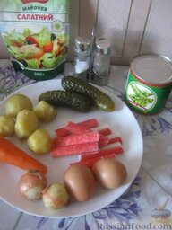 "Универсальный" салат с крабовыми палочками: Продукты для салата из крабовых палочек перед вами.   Заранее отварить картофель и морковь в мундирах. А яйца отварить вкрутую. Охладить.
