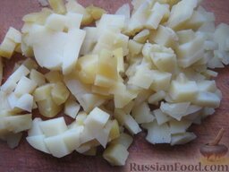 "Универсальный" салат с крабовыми палочками: Картофель почистить и нарезать кубиками.