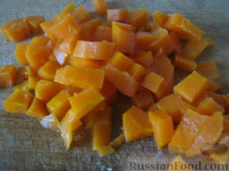 "Универсальный" салат с крабовыми палочками: Морковь почистить и нарезать кубиками.